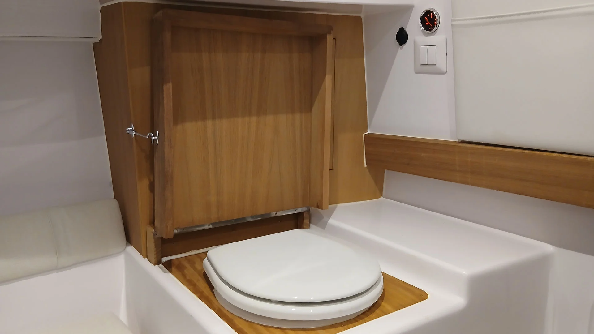 11-cantieri-mimi-libeccio-7-5-wa-lavabo