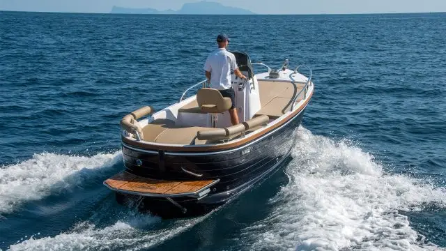 Cantieri Mimi Libeccio 6.5 CC - Navegando vista popa