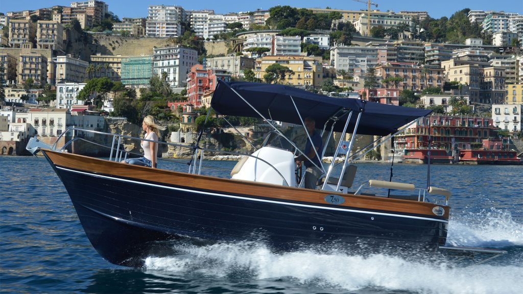 Cantieri Mimi Libeccio 7.5 Open -Navegando cerca de la cuidad