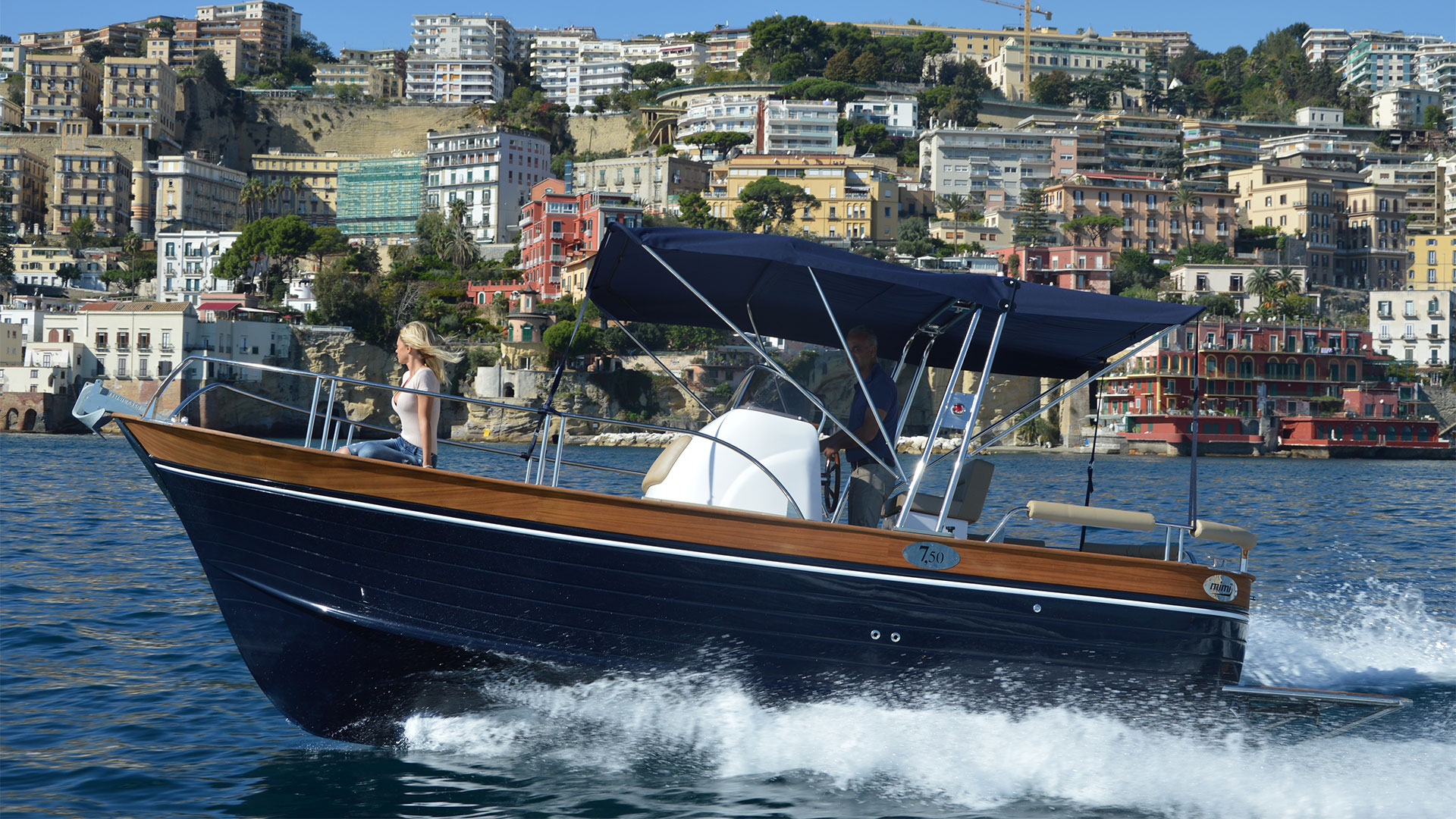 Cantieri Mimi Libeccio 7.5 Open -Navegando cerca de la cuidad