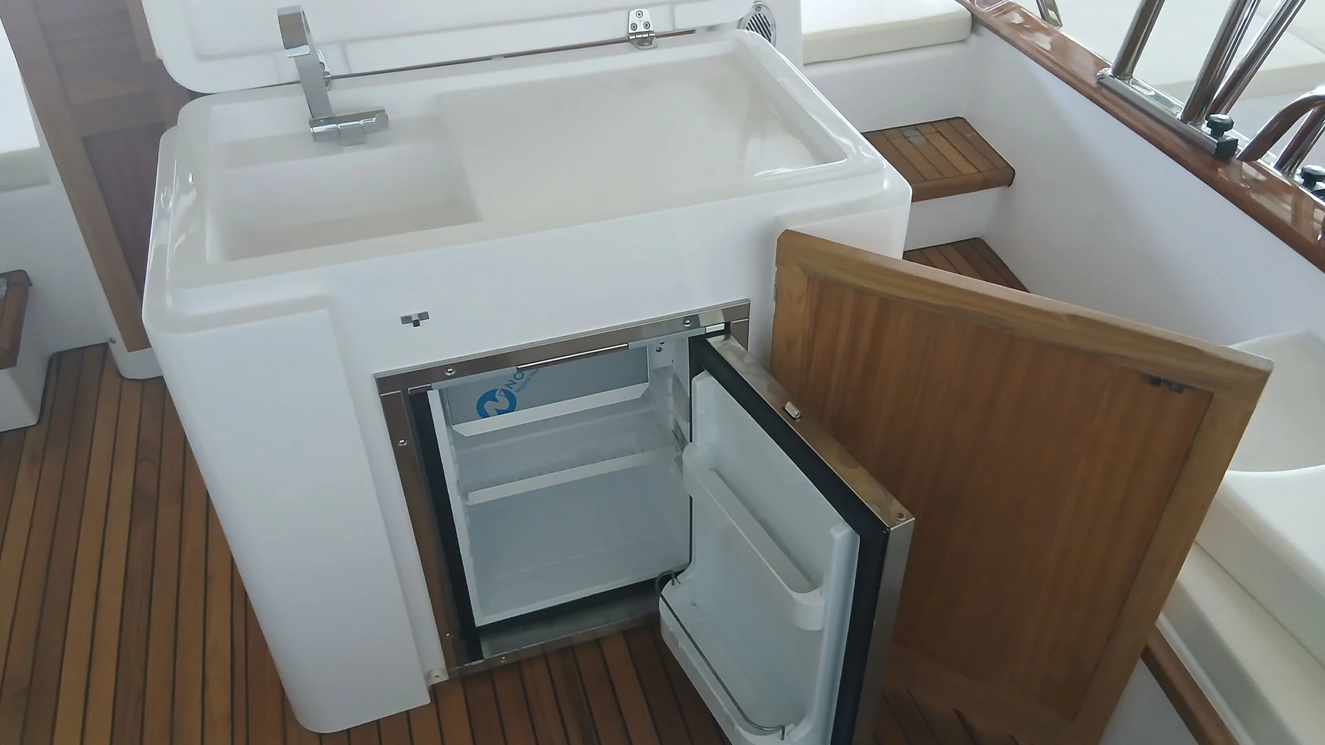 22-cantieri-mimi-libeccio-7-5-wa-nevera-abierta