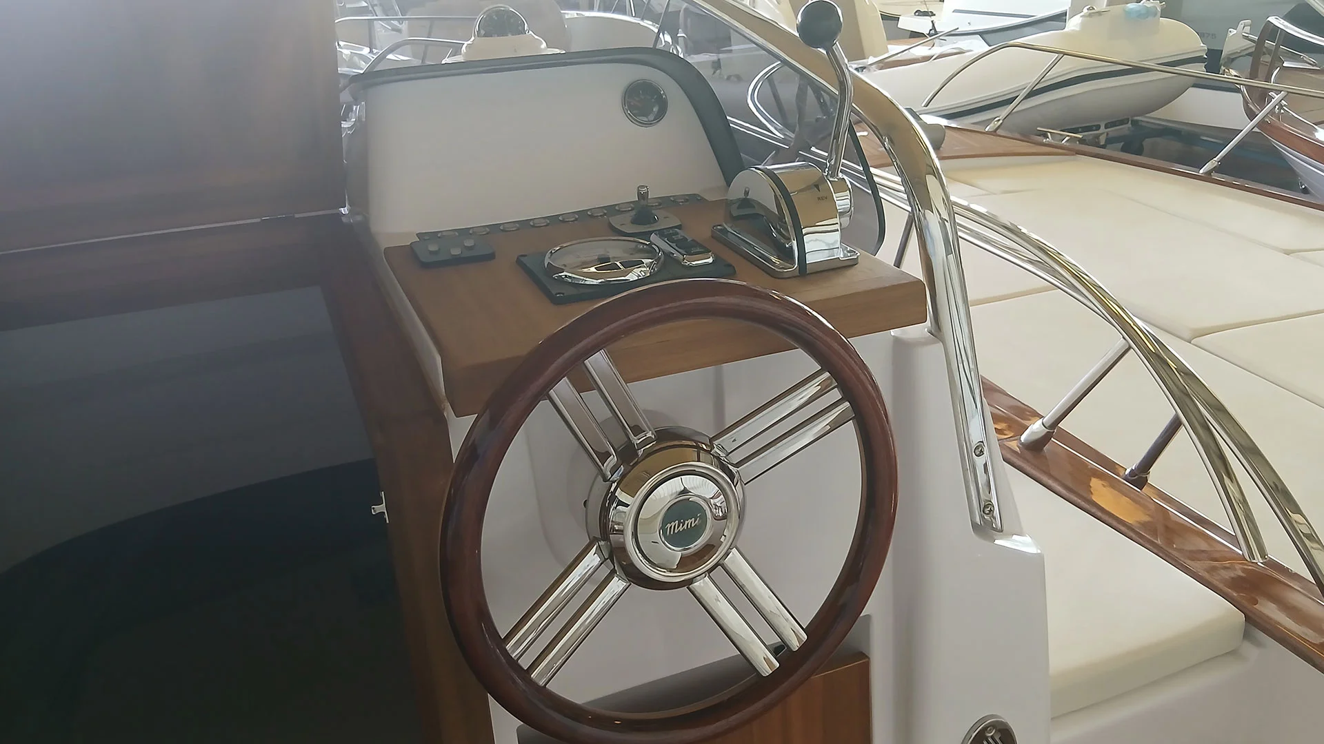8-cantieri-mimi-libeccio-7-5-wa-controles