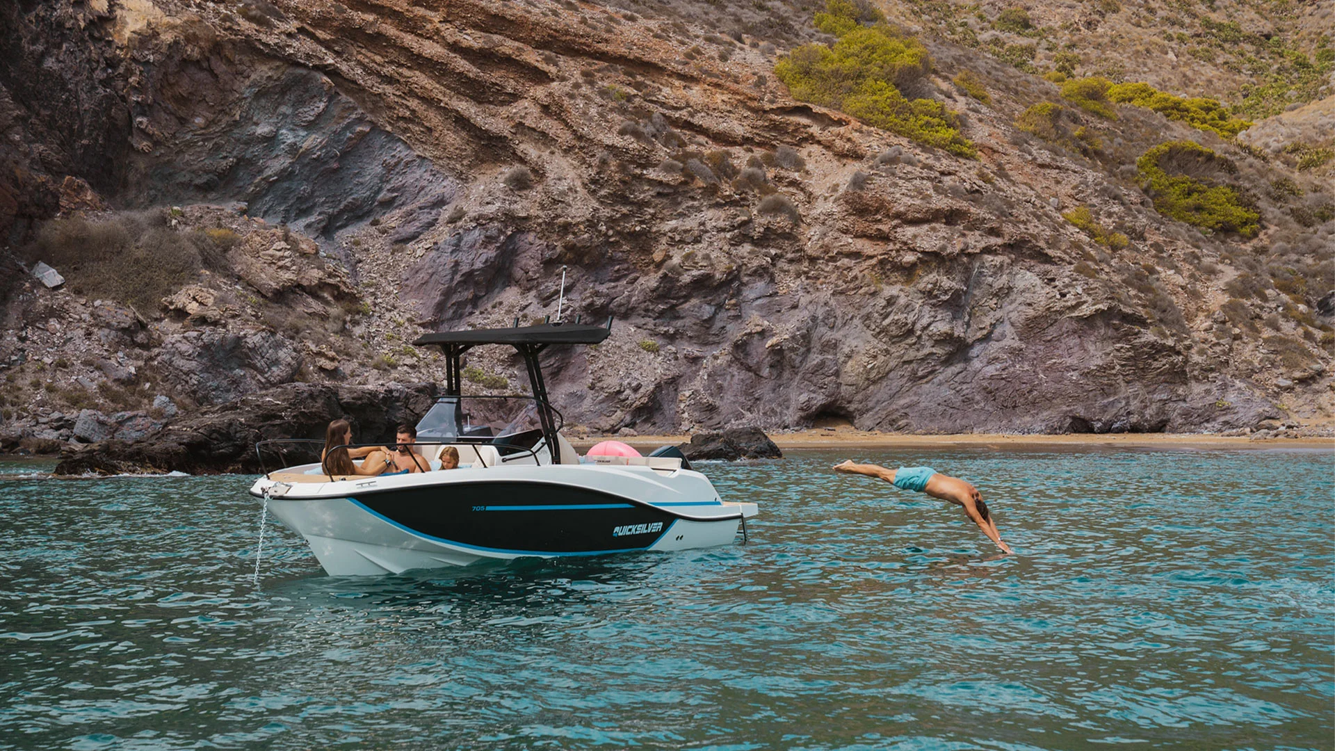 Nautica-palamos-activ-705-open-fondeando-en-cala