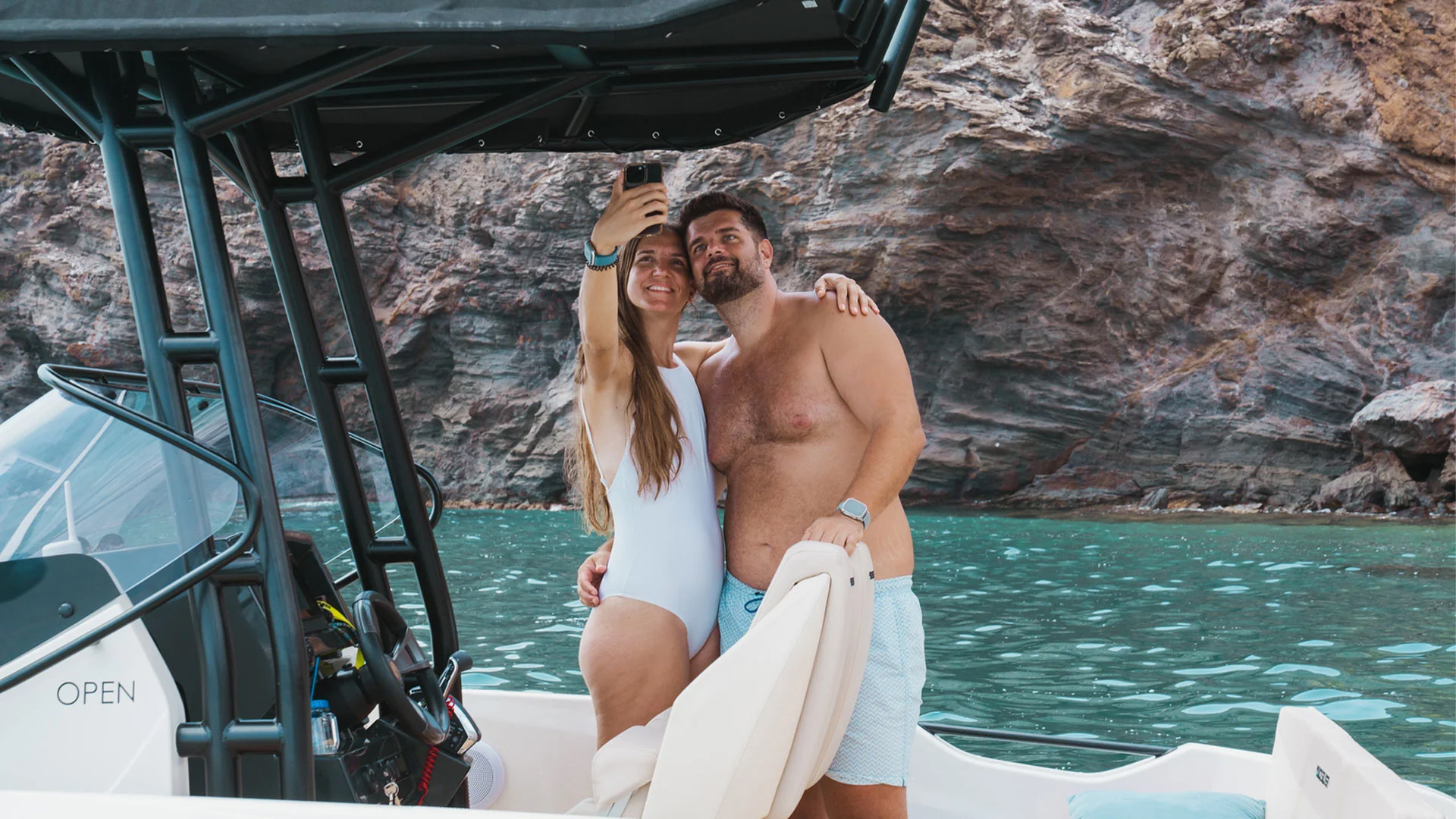 Nautica-palamos-activ-705-open-posando