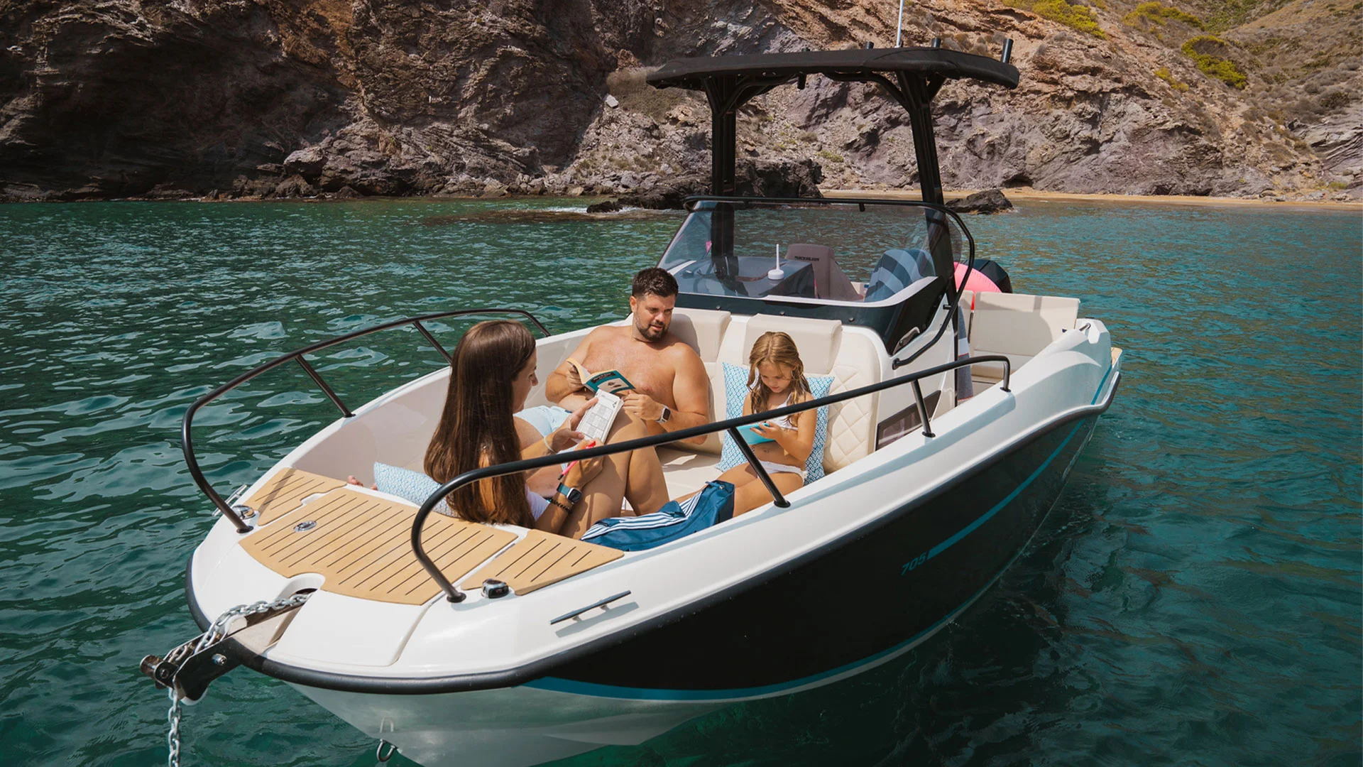 Nautica-palamos-activ-705-open-vista-fondeando