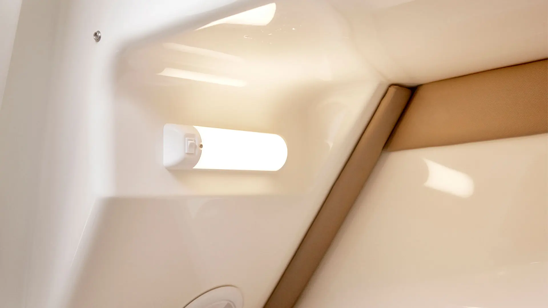 Próximamente en stock Quicksilver Activ 605 Sundeck - Detalle cabina