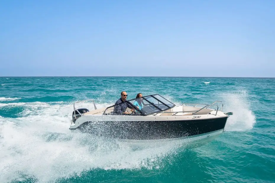 Quicksilver Activ 555 Bowrider - A toda velocidad