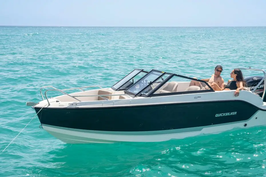 Quicksilver Activ 555 Bowrider - Vista lateral fondeando