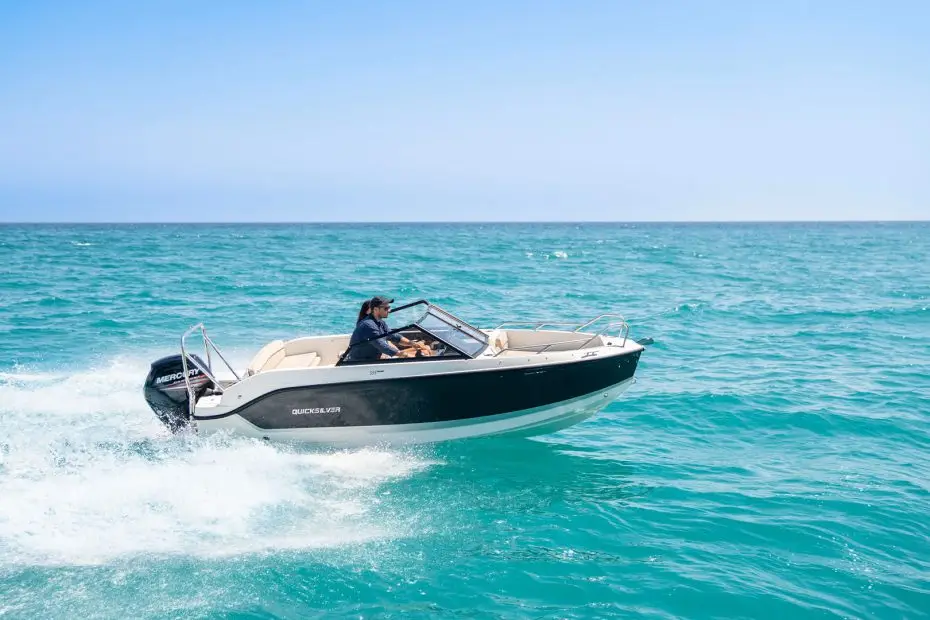 Quicksilver Activ 555 Bowrider - Vista lateral navegando