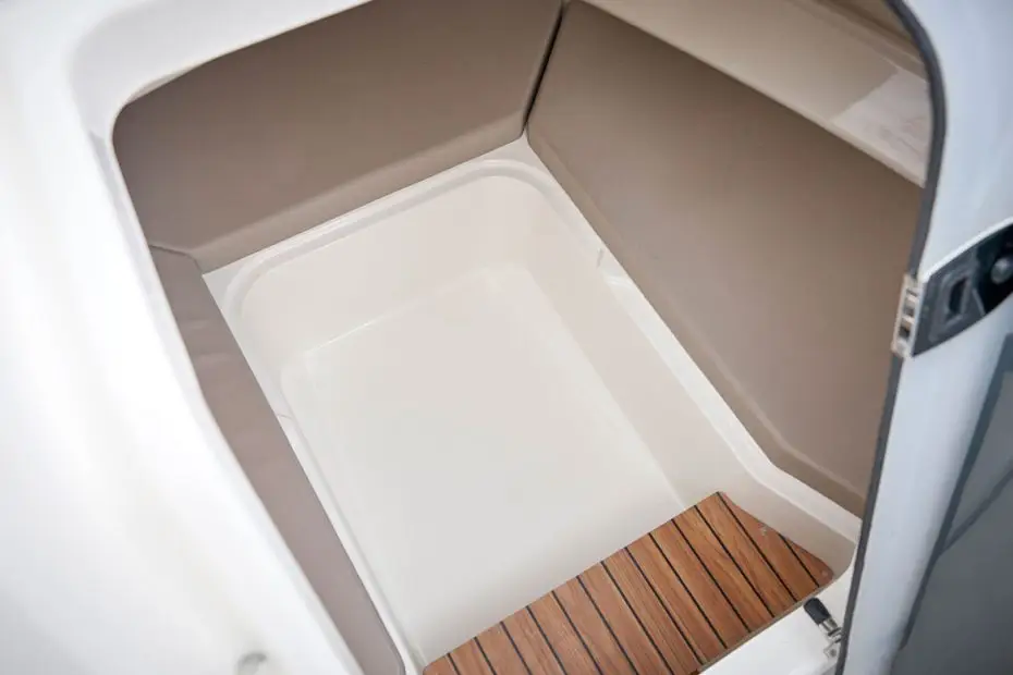 Quicksilver Activ 605 Sundeck - Cabina