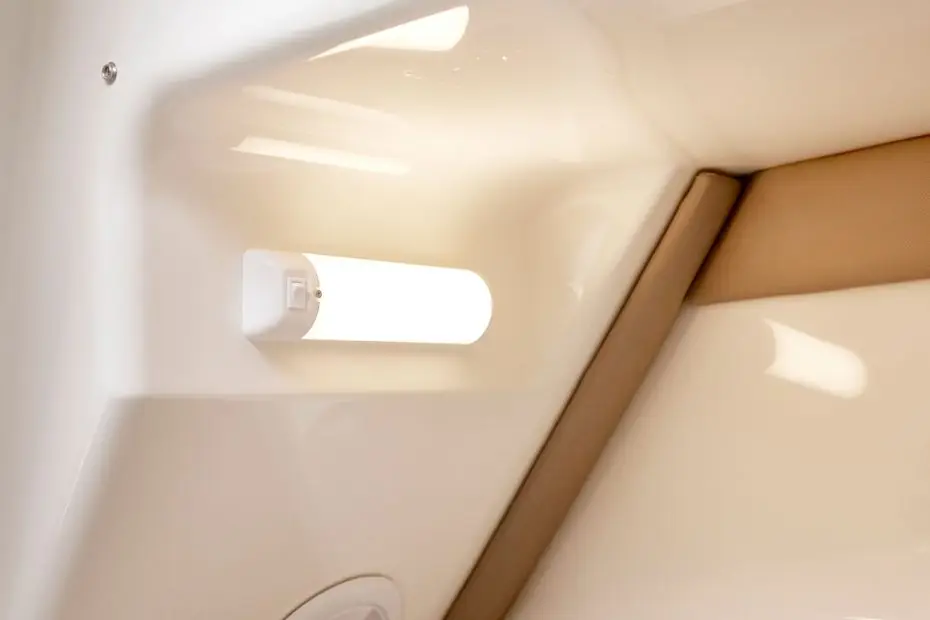 Quicksilver Activ 605 Sundeck - Detalle cabina