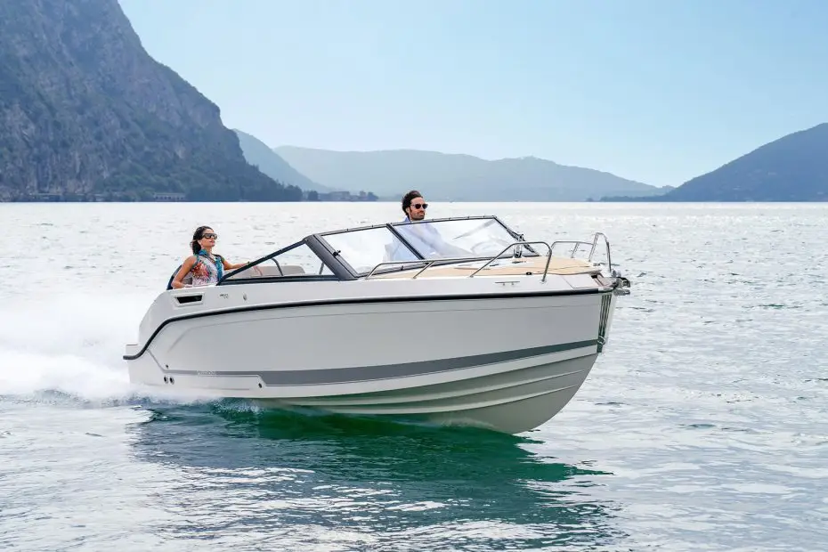Quicksilver Activ 675 Cruiser - Navegando a estribor