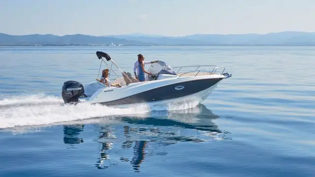 Quicksilver Activ 675 Sundeck - Navegando