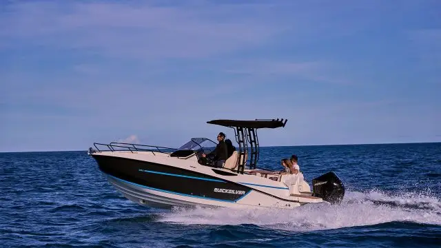Quicksilver Activ 805 Open - Navegando