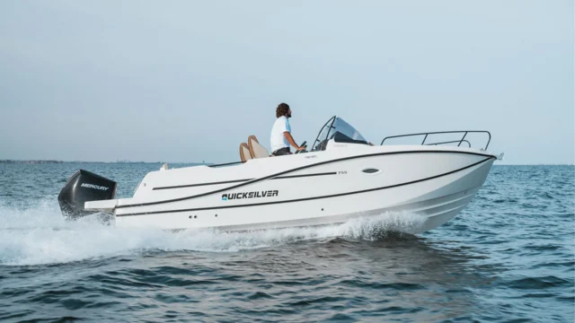 Quicksilver Activ 755 Sundeck