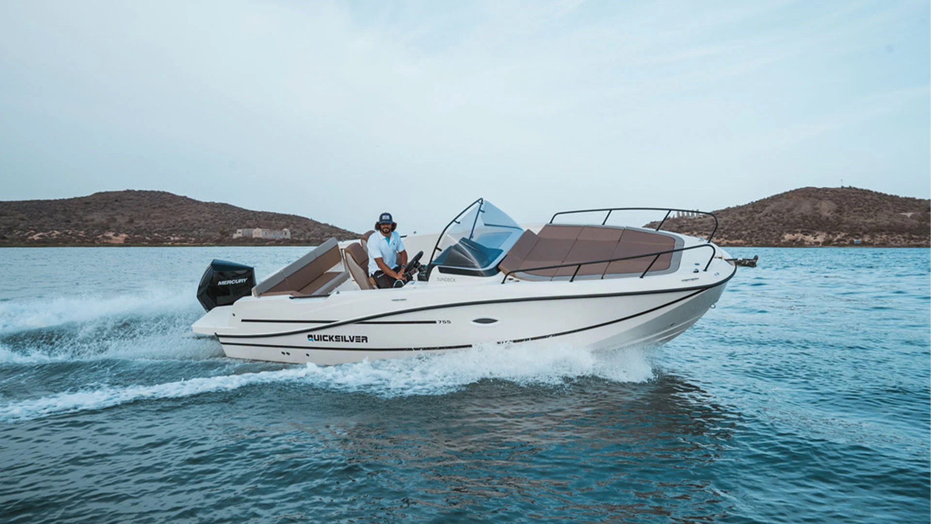 Quicksilver-costa-brava-activ-755-sundeck-vista-navegando