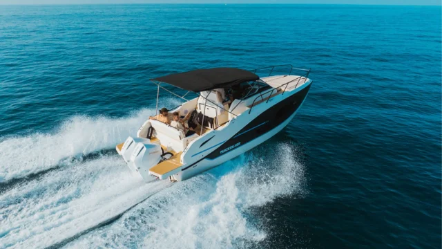 Quicksilver Activ 875 Sundeck