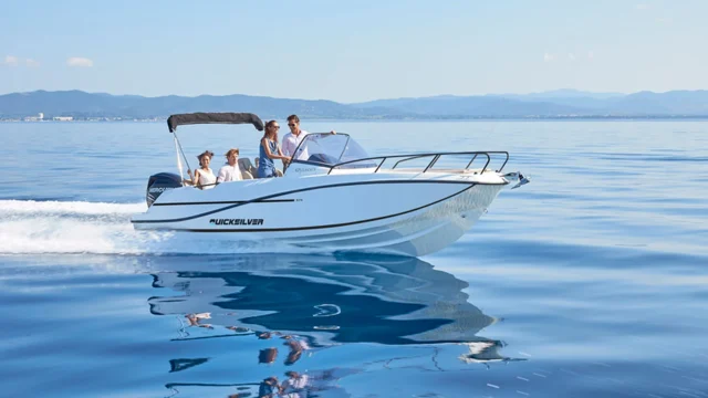 Quicksilver Activ 675 Sundeck