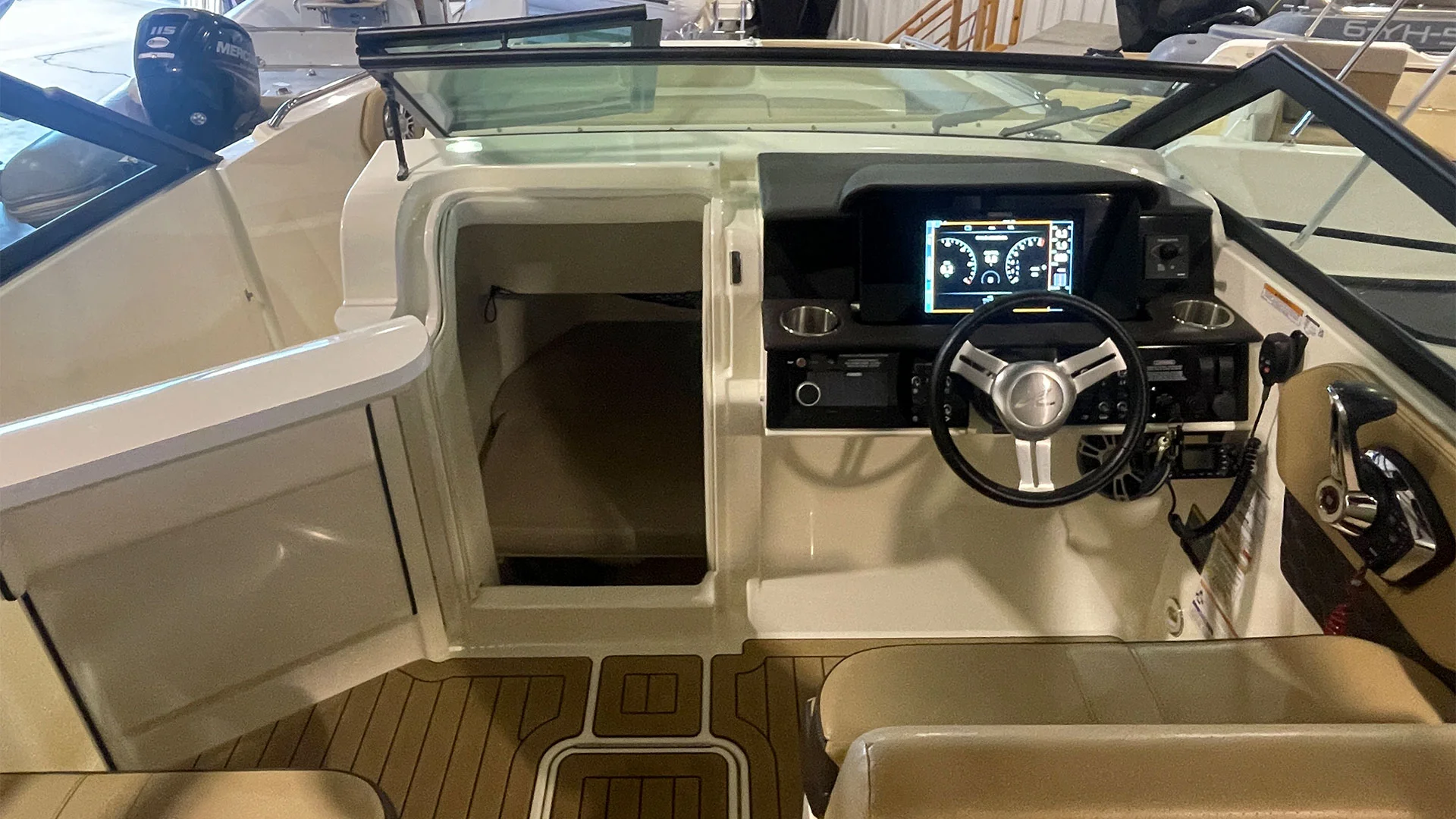 barco-de-ocasion-sea-ray-sdx-250-ob-zona-cabina