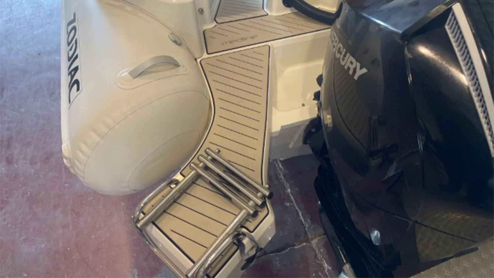 barco-de-ocasion-zodiac-medline-9-escalera-de-baño