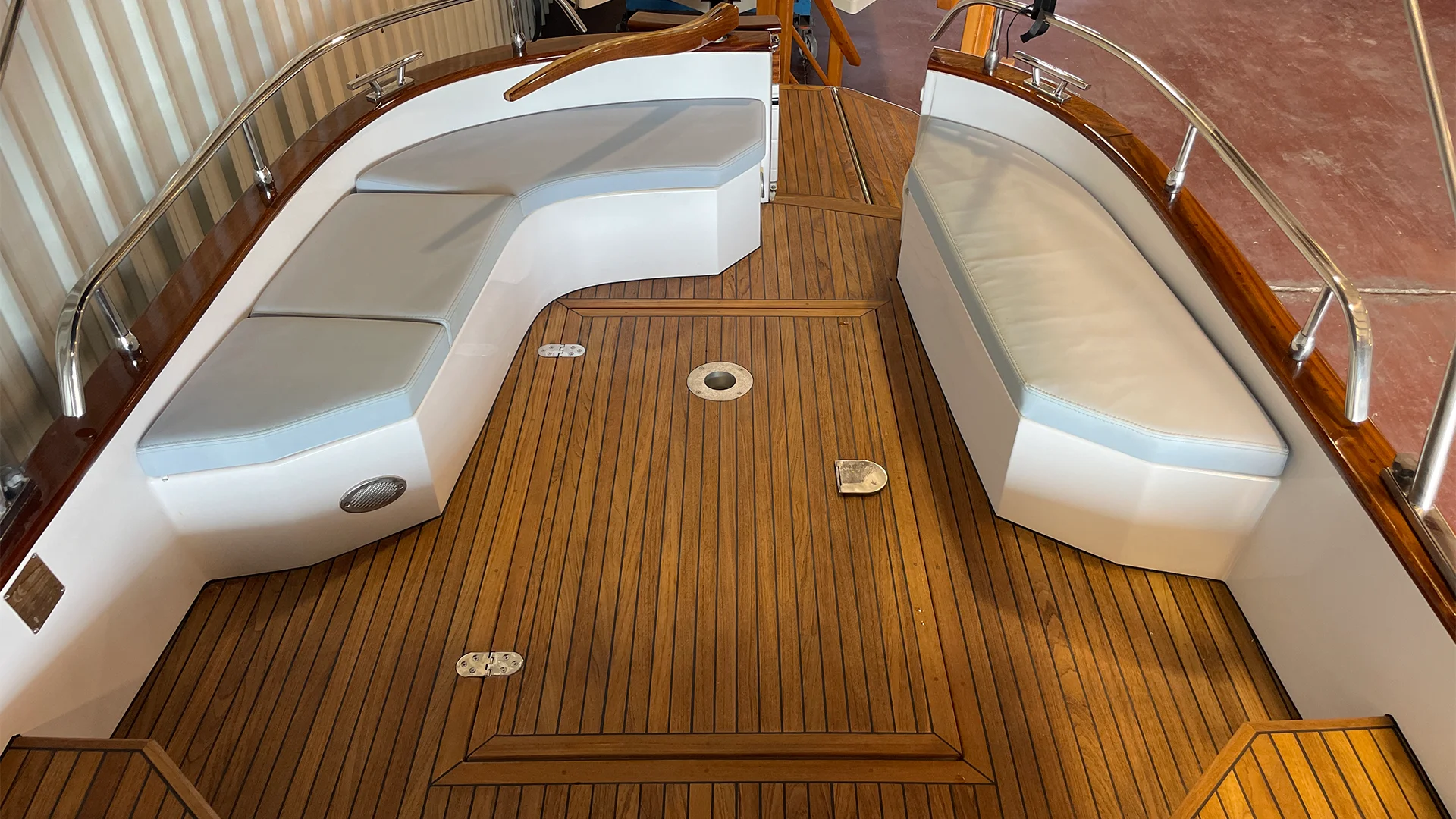 barco-de-segunda-mano-cantieri-mimi-libeccio-8-5-classic-asientos-popa