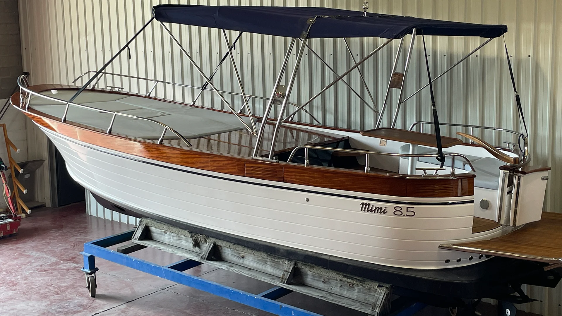 barco-de-segunda-mano-cantieri-mimi-libeccio-8-5-classic-en-exposicion