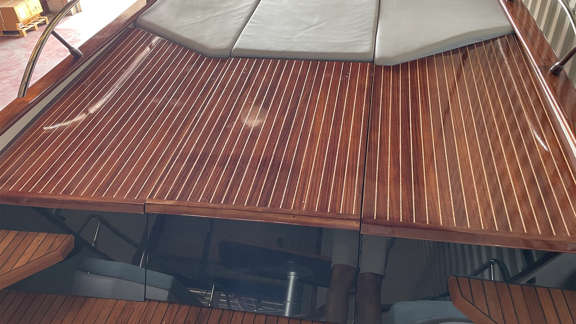 barco-de-segunda-mano-cantieri-mimi-libeccio-8-5-classic-suelo-bañera-en-teca