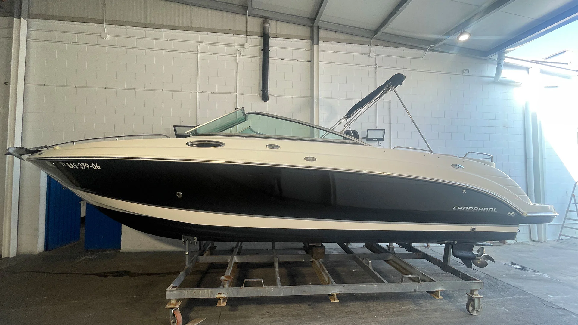 barco-de-segunda-mano-chaparral-256-ssi-vista-lateral