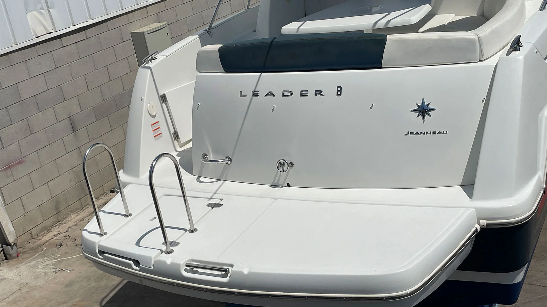 barco-de-segunda-mano-jeanneau-leader-8-plataforma-de-baño