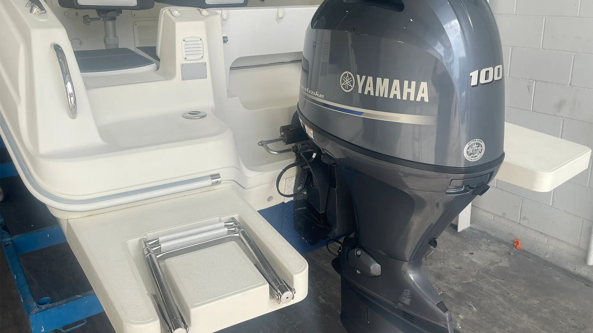 barco-de-segunda-mano-pacific-craft-545-escalera-de-baño