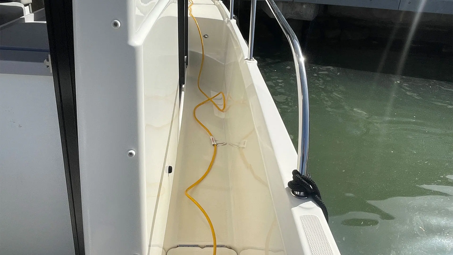 Barcos de segunda mano Quicksilver Activ 905 weekend - Pasillo lateral