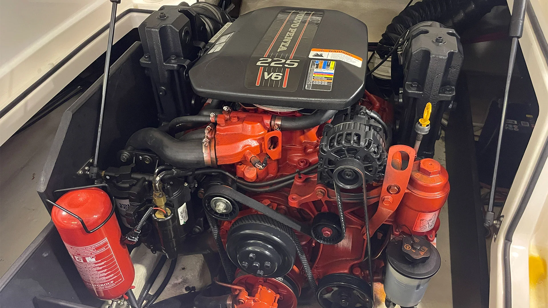 barco-de-segunda-mano-regal-2000-imagen-lateral-motor-volvo-penta