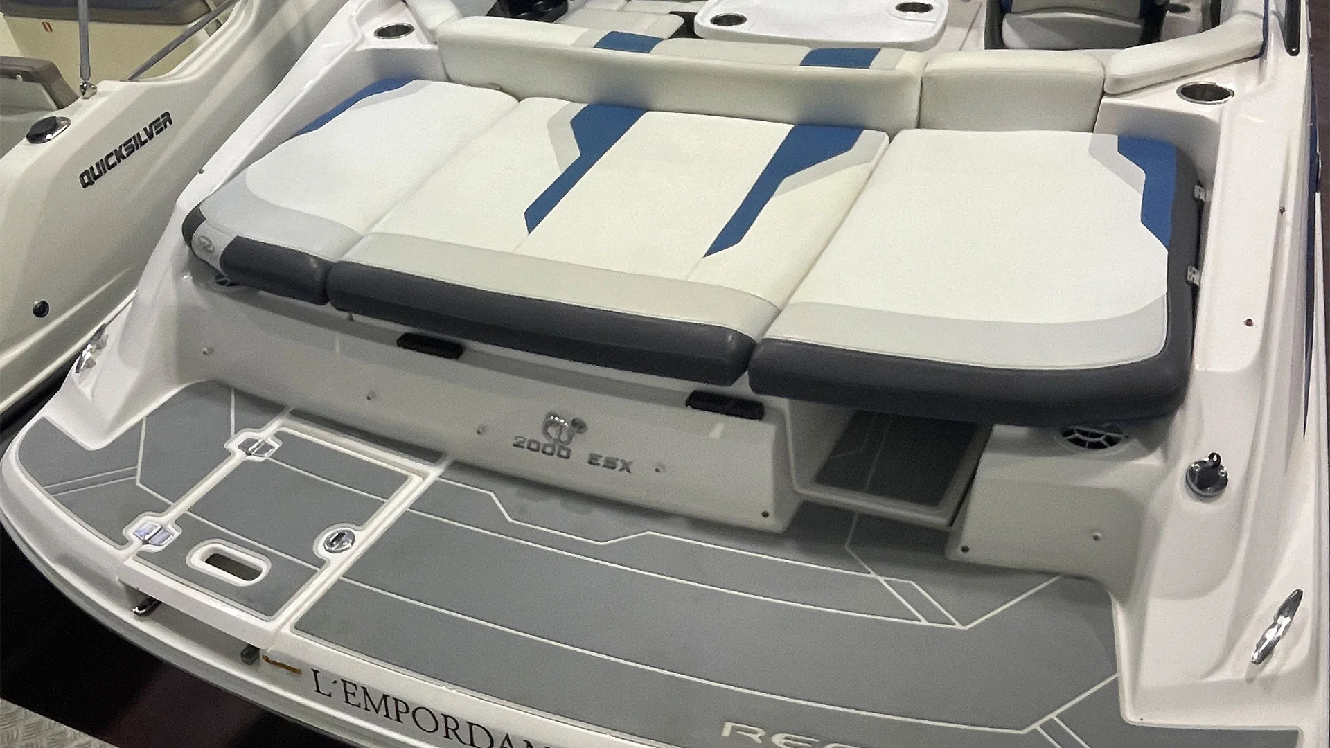 barco-de-segunda-mano-regal-2000-imagen-lateral-solarium-popa