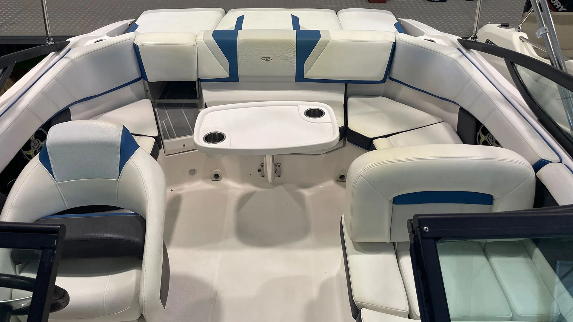 barco-de-segunda-mano-regal-2000-imagen-lateral-zona-picnic
