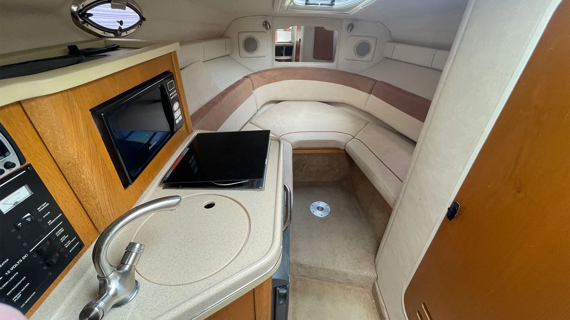 barco-de-segunda-mano-sea-ray-255-sundancer-cabina