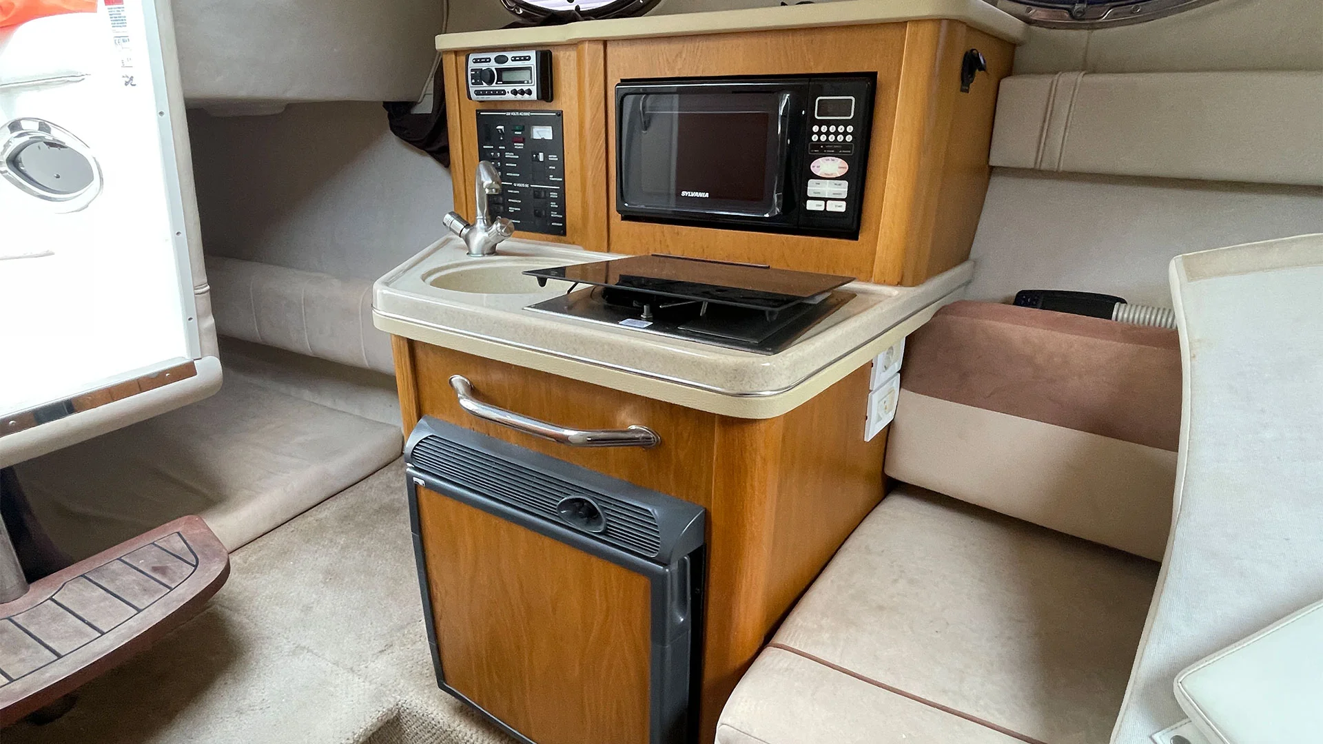 barco-de-segunda-mano-sea-ray-255-sundancer-cocina