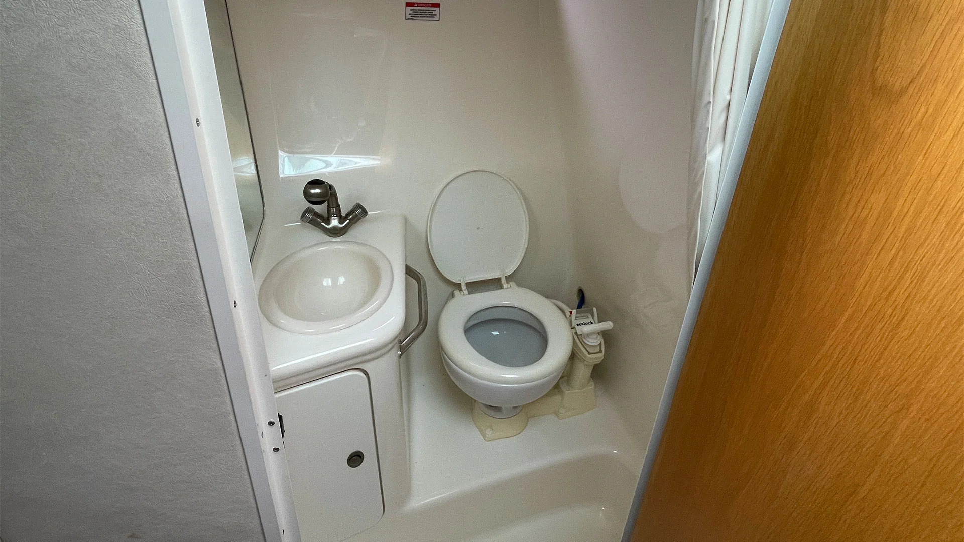 barco-de-segunda-mano-sea-ray-255-sundancer-lavabo