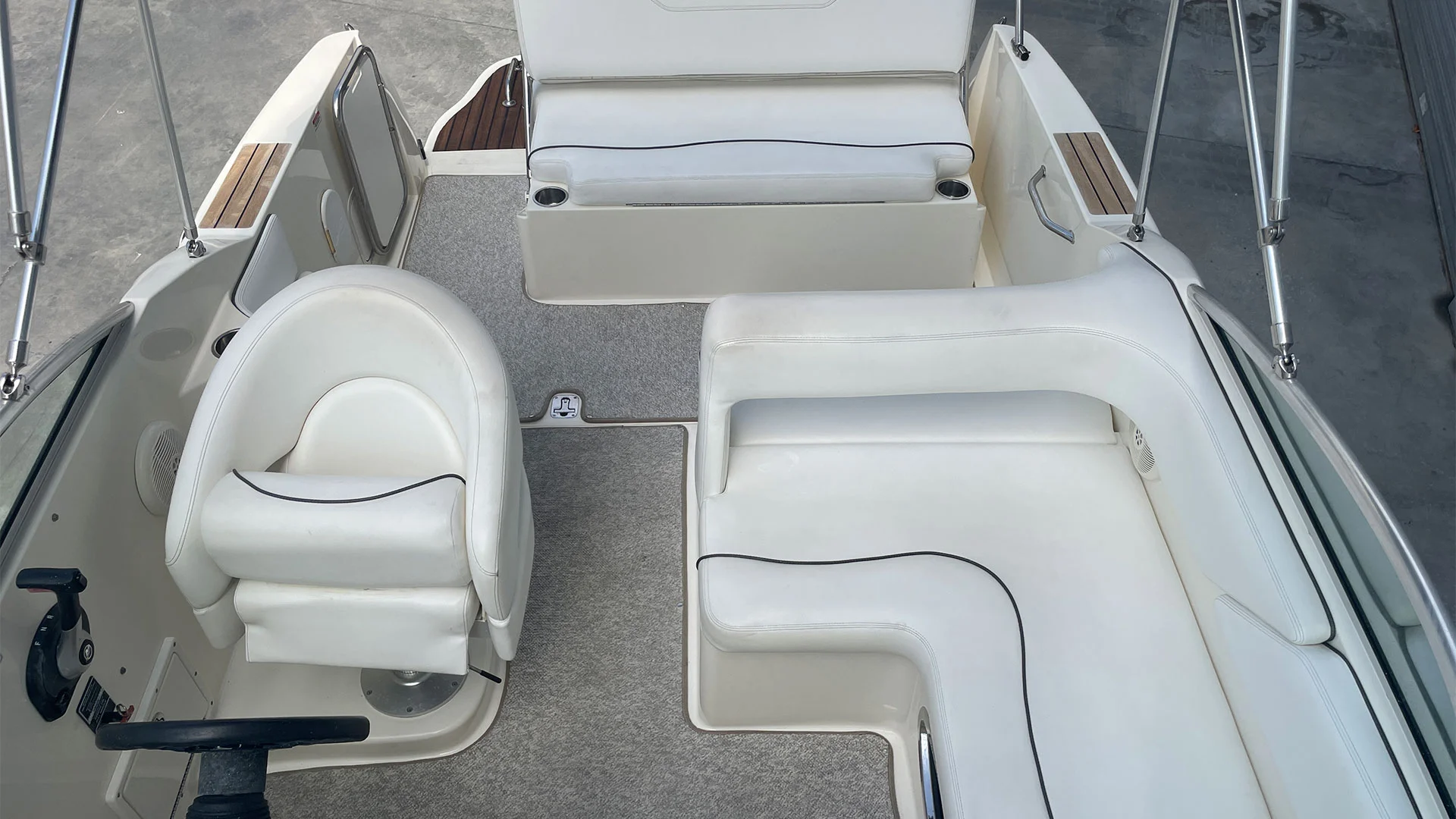 barco-de-segunda-mano-sea-ray-255-sundancer-vista-bañera