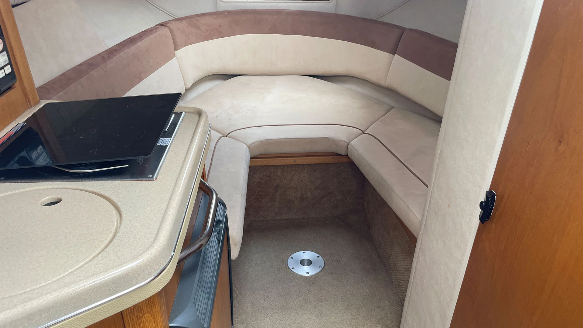 barco-de-segunda-mano-sea-ray-255-sundancer-vista-cabina