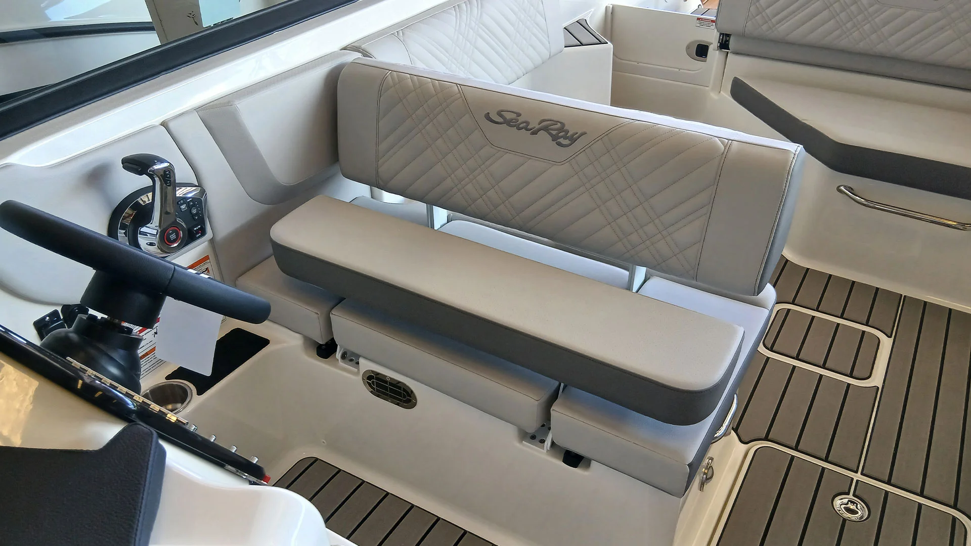 barco-de-segunda-mano-sea-ray-sdx-250-ob-asiento-patron
