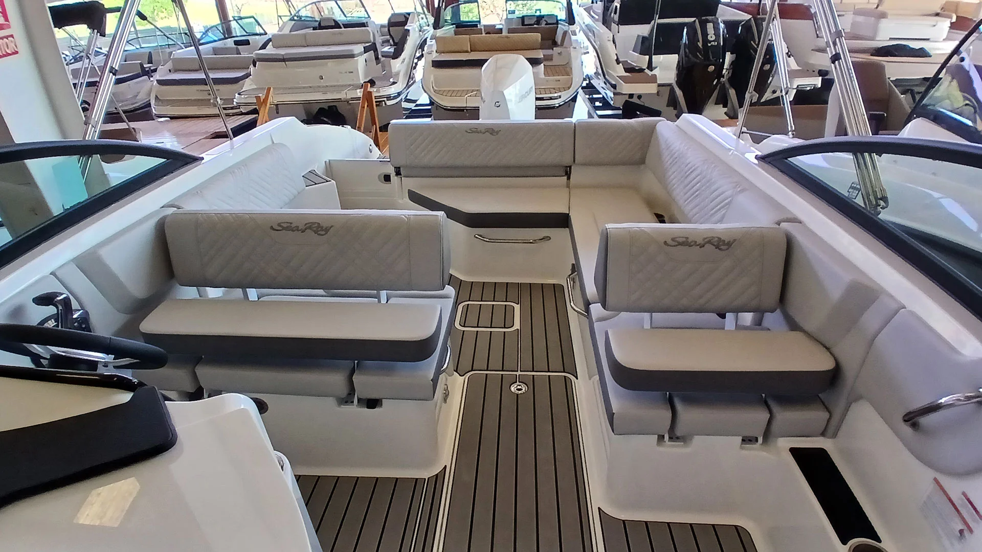 barco-de-segunda-mano-sea-ray-sdx-250-ob-zona-bañera
