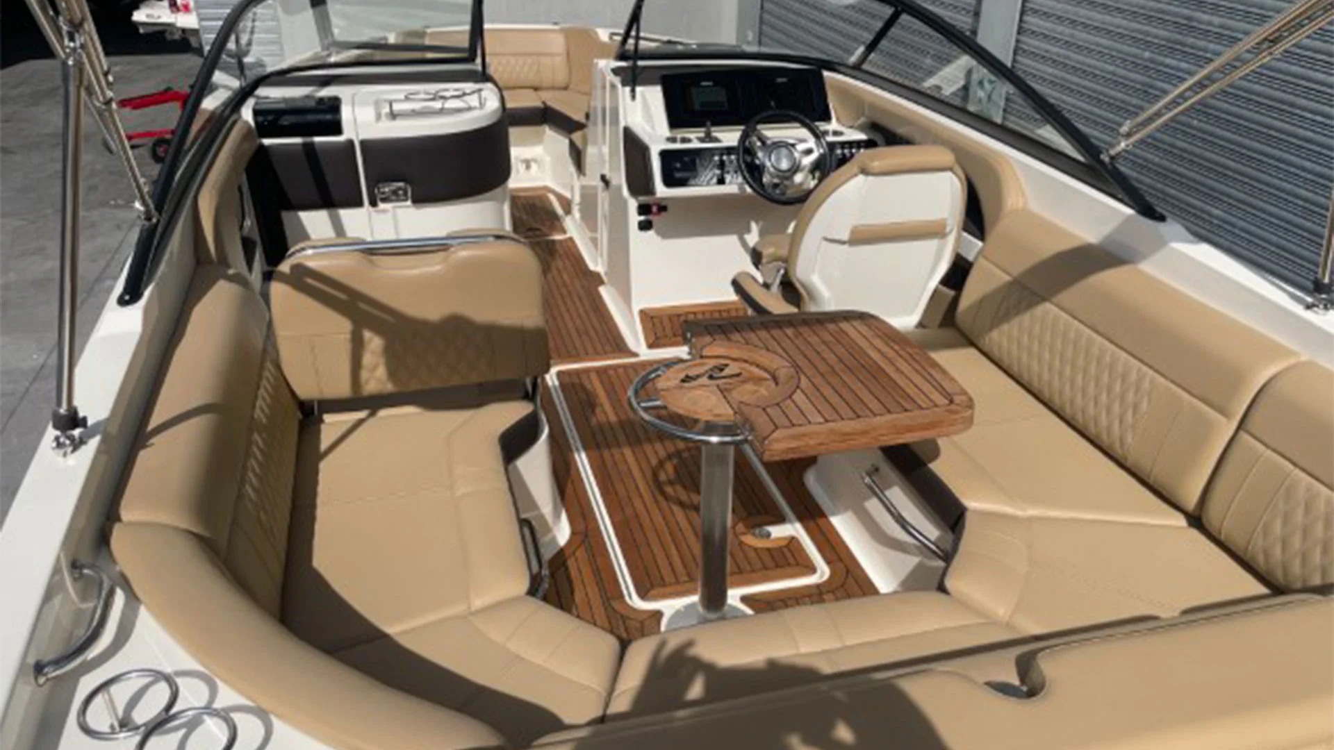 barco-de-segunda-mano-sea-ray-slx-250-a-bordo