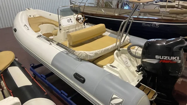 Barco de segunda mano Zodiac Medline II - Vista lateral