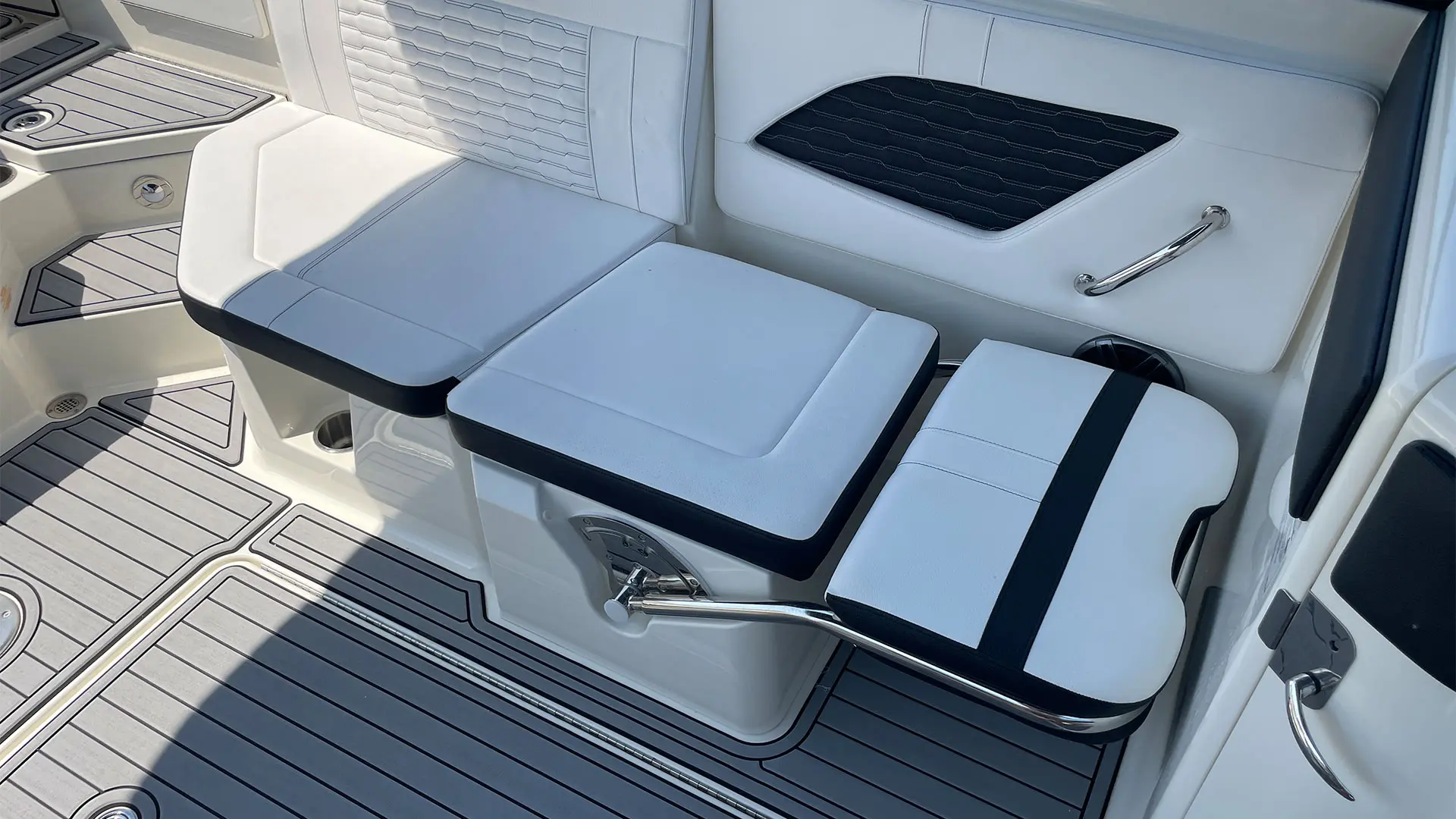 Barco demo Sea Ray SDX 230 OB - Asiento extendido