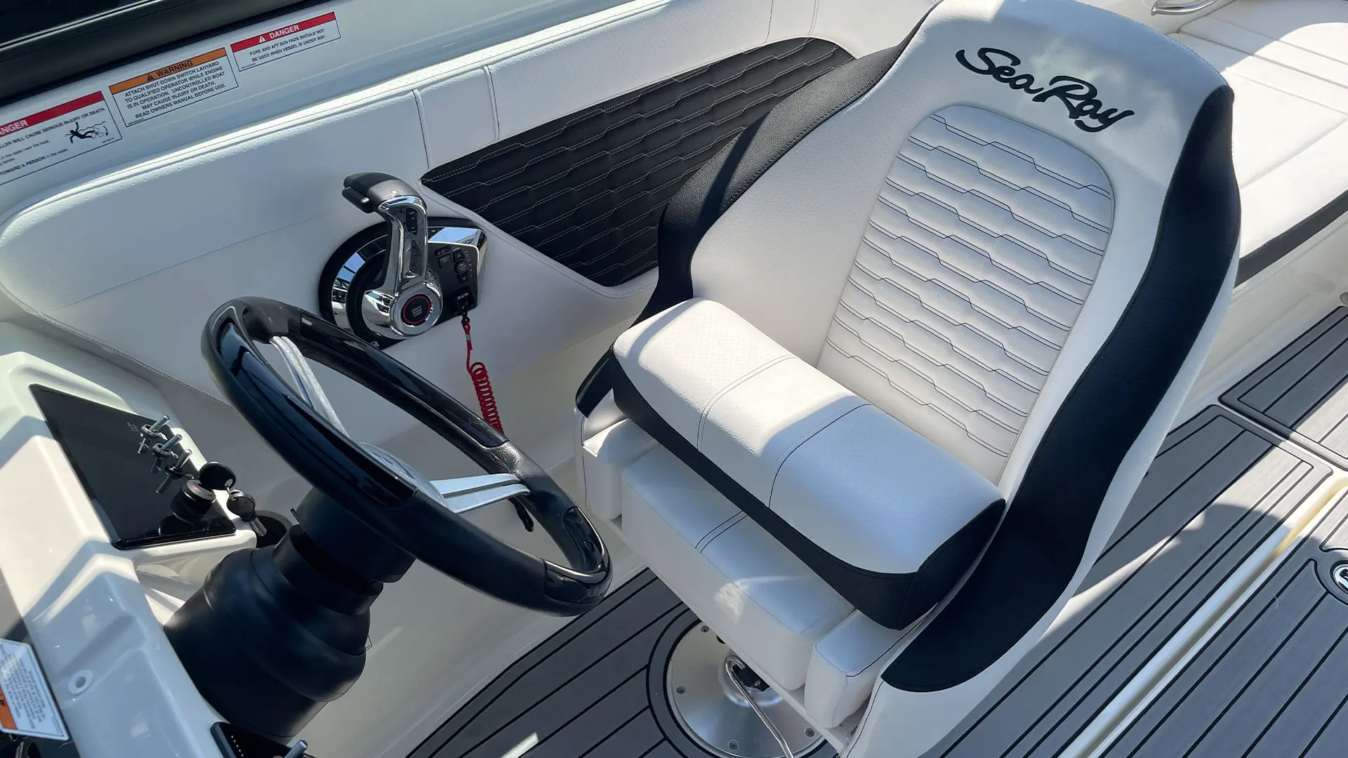 Barco demo Sea Ray SDX 230 OB - Asiento patrón