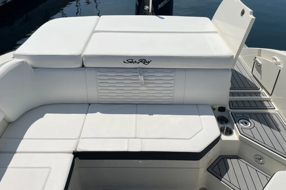 Barco demo Sea Ray SDX 230 OB - Asientos popa