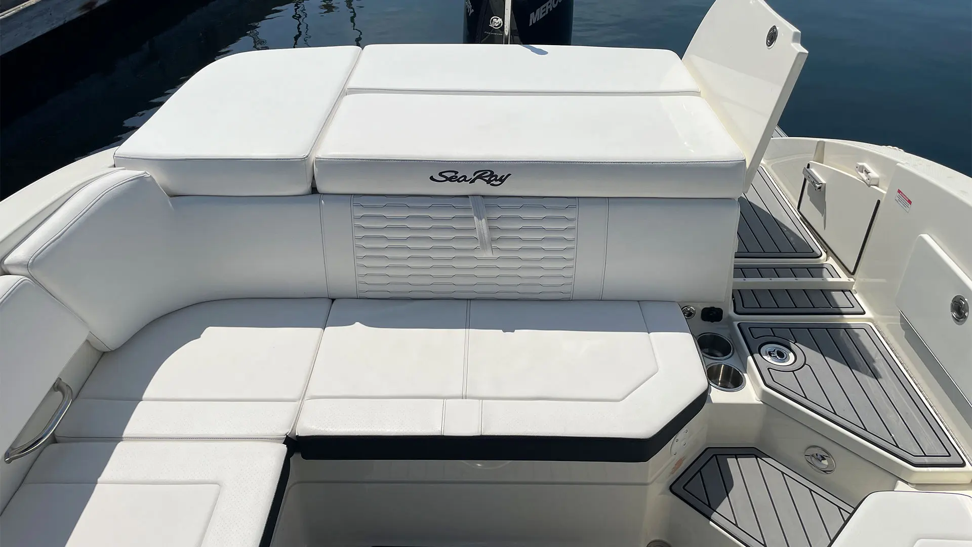 Barco demo Sea Ray SDX 230 OB - Asientos popa