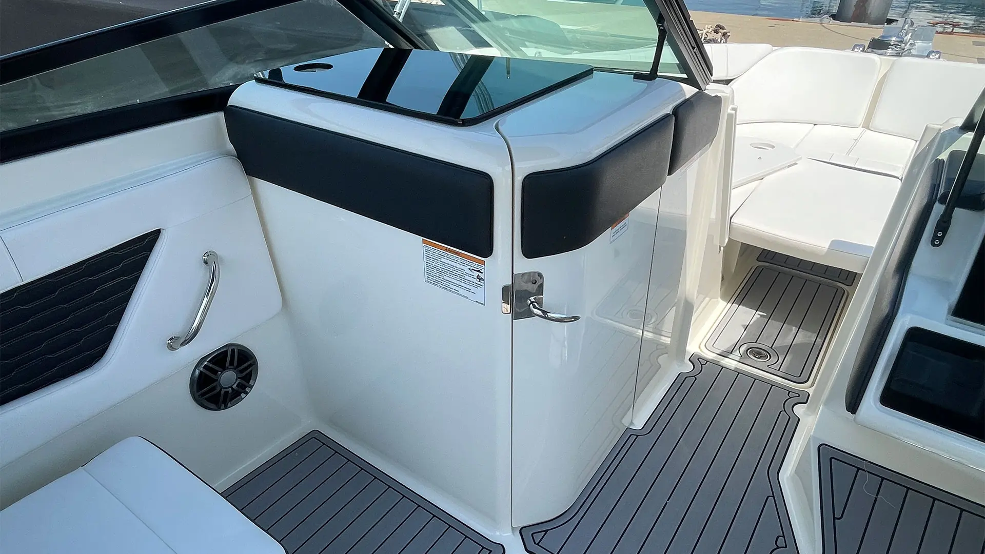 Barco demo Sea Ray SDX 230 OB - Cabina