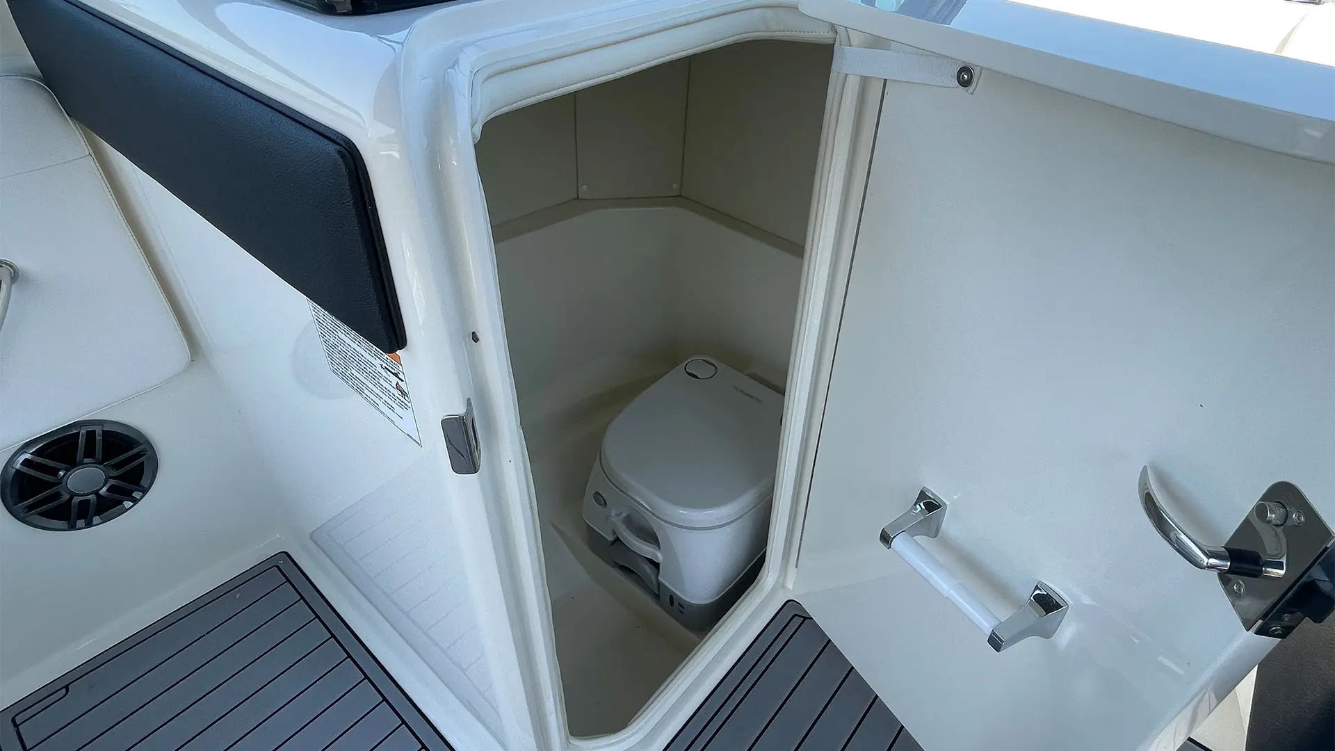 Barco demo Sea Ray SDX 230 OB - Lavabo