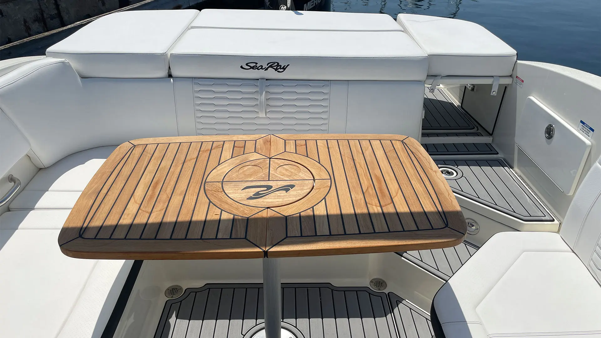 Barco demo Sea Ray SDX 230 OB - Teka bañera